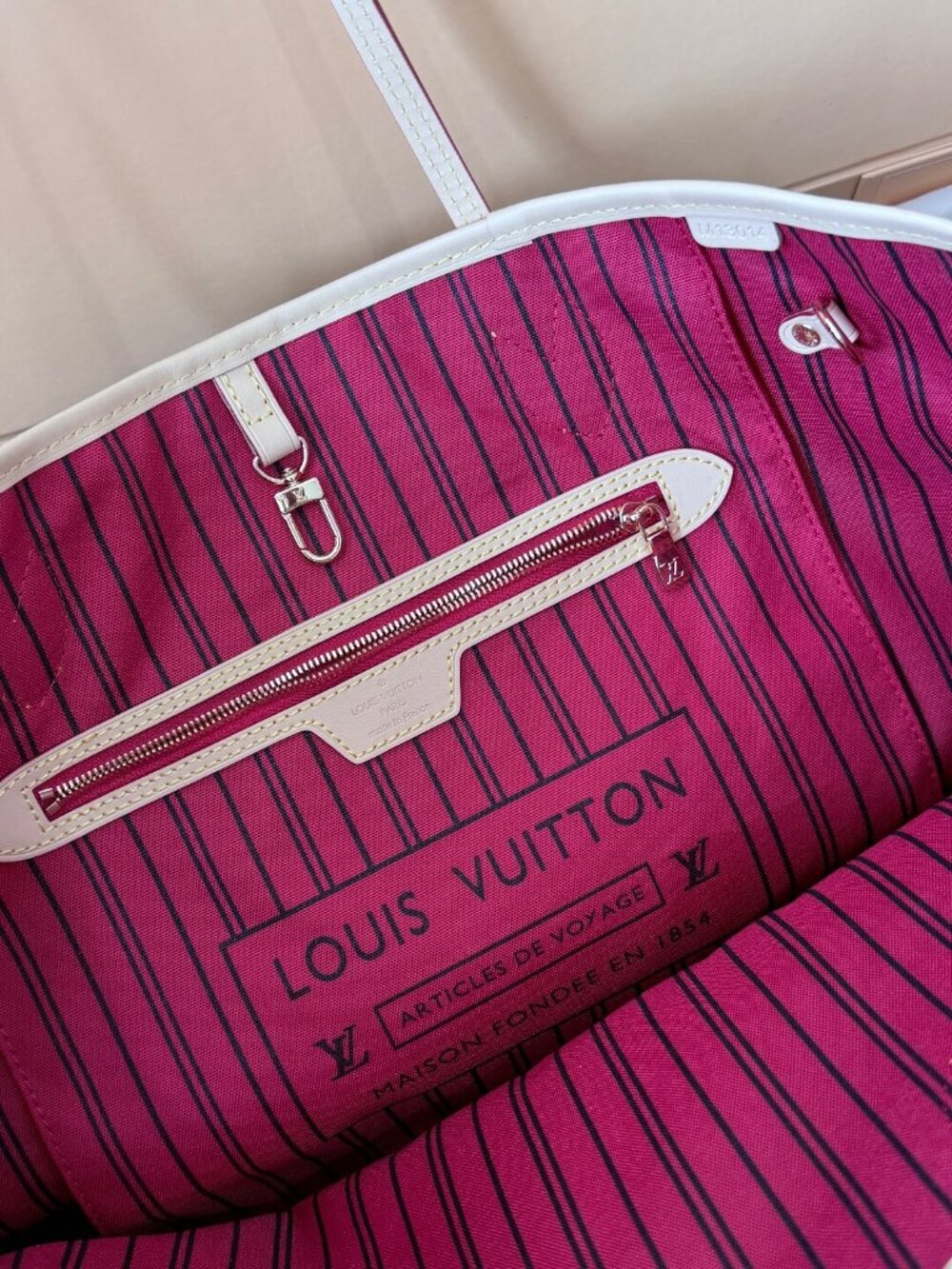 Louis Vuitton Neverfull, specifically the MM (Medium) size in theiconic Monogra - Picture 5 of 8